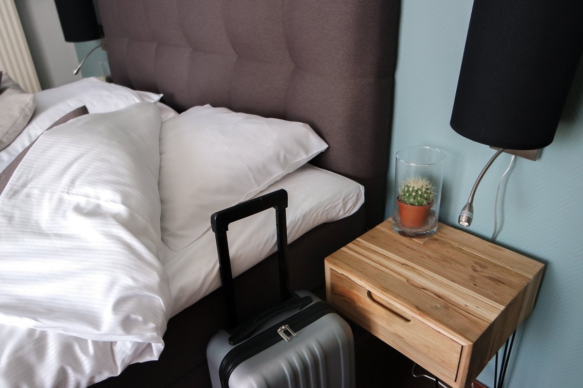 Koffer auf einem Kofferständer im Hotelzimmer als Schutz vor Bettwanzen